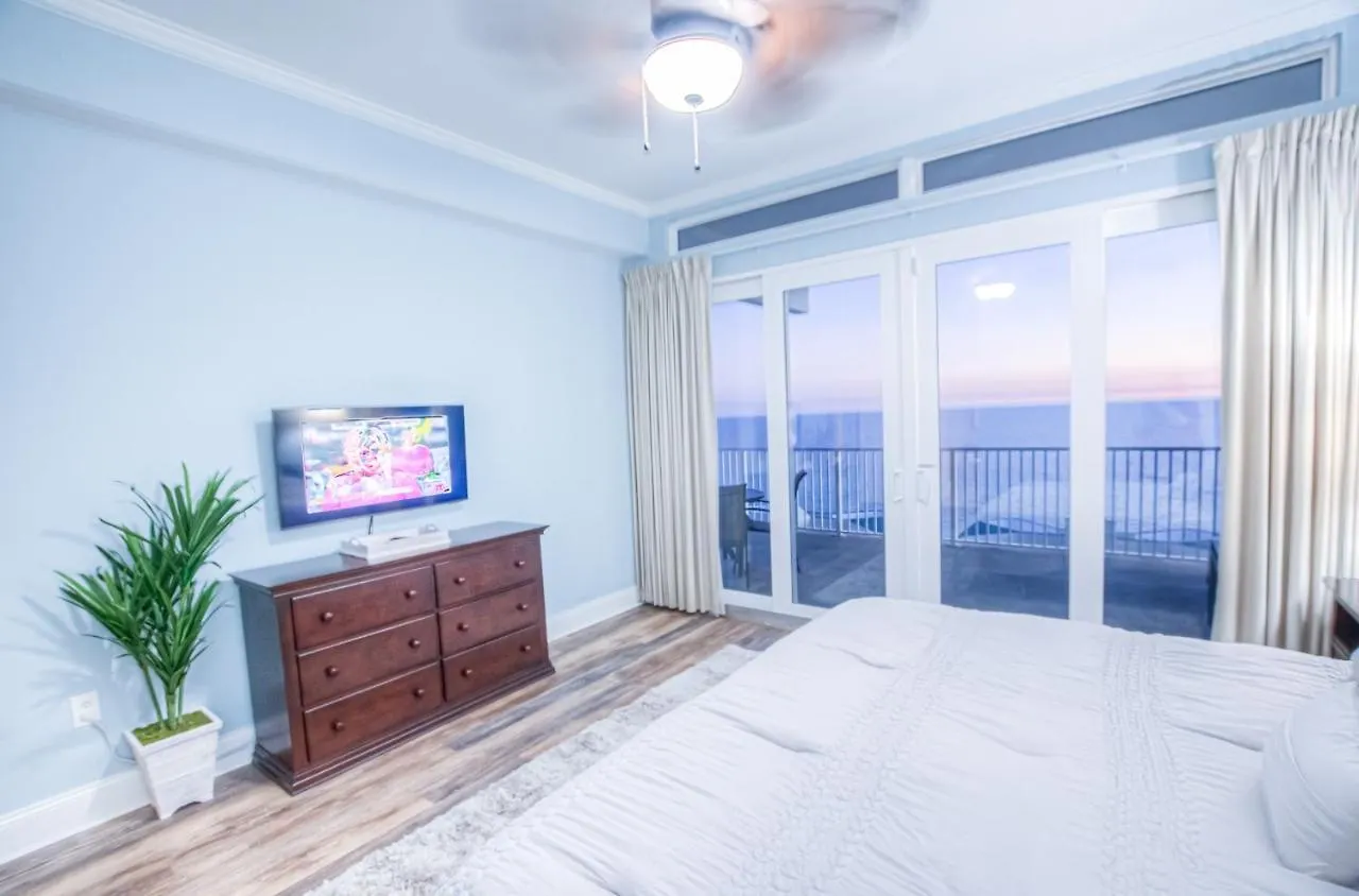 Large 3 Bd Penthouse 2120 In Laketown, Great Views And Amenities!