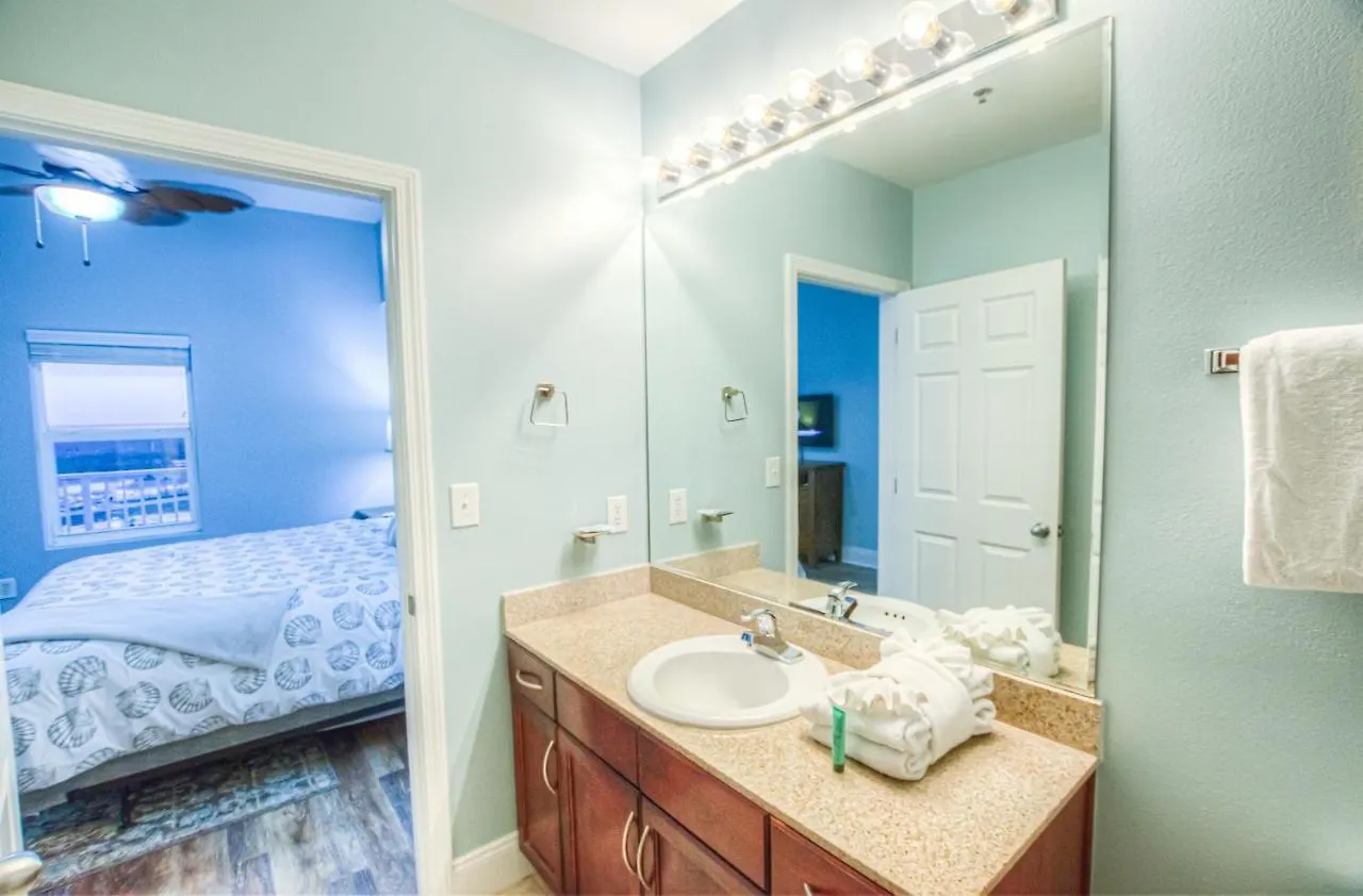 Large 3 Bd Penthouse 2120 In Laketown, Great Views And Amenities!